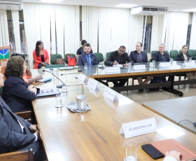 Delegação da Embaixada de Cuba, a Reitora da União de Santiago de Cuba, Diana Sedal Yanes e o Prof. Fidel Castro Neto, em reunião com Reitora da UnB, profª. Rozana Naves. 21/10/2025 Foto: Beto Monteiro/Ascom UnB